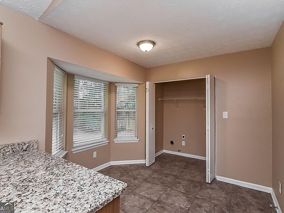 3rd image of 910 Park Creek Cir