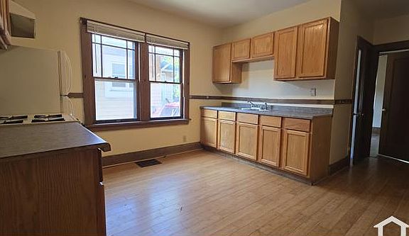 2nd image of 2137 7th St #2