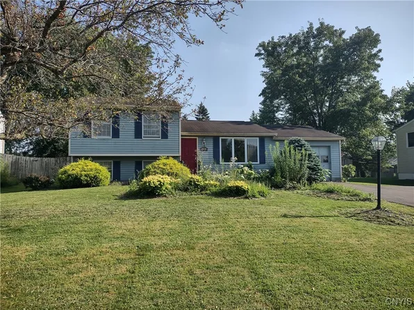 6130 Palisades Dr, Cicero, NY 13039