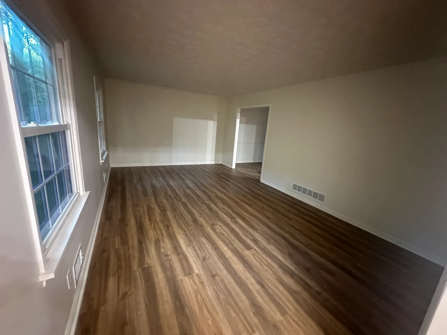 4 bed, 1892 sqft, $3,200 — Photo 2