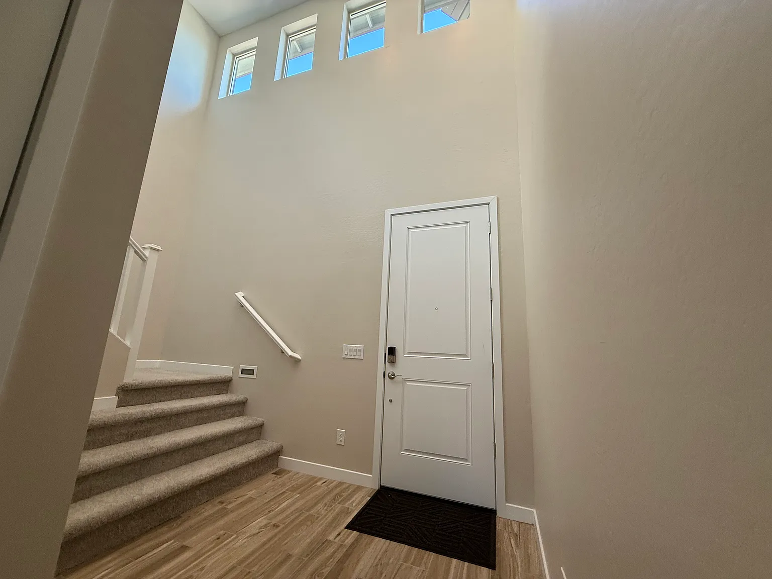 5 bed, 2807 sqft, $3,200 — Photo 2