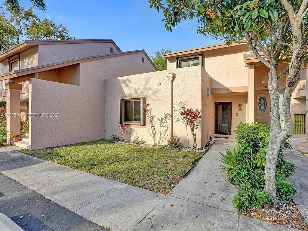 3 bed, 2.0 bath, 1324 sqft, $3,750 — Photo 2