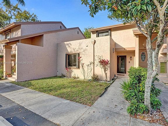 2nd image of 6 Chestnut Cir