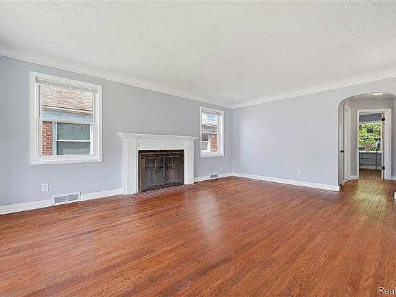 4th image of 18708 Robson St