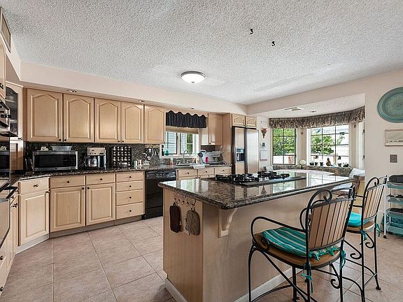 4th image of 3915 Avenue