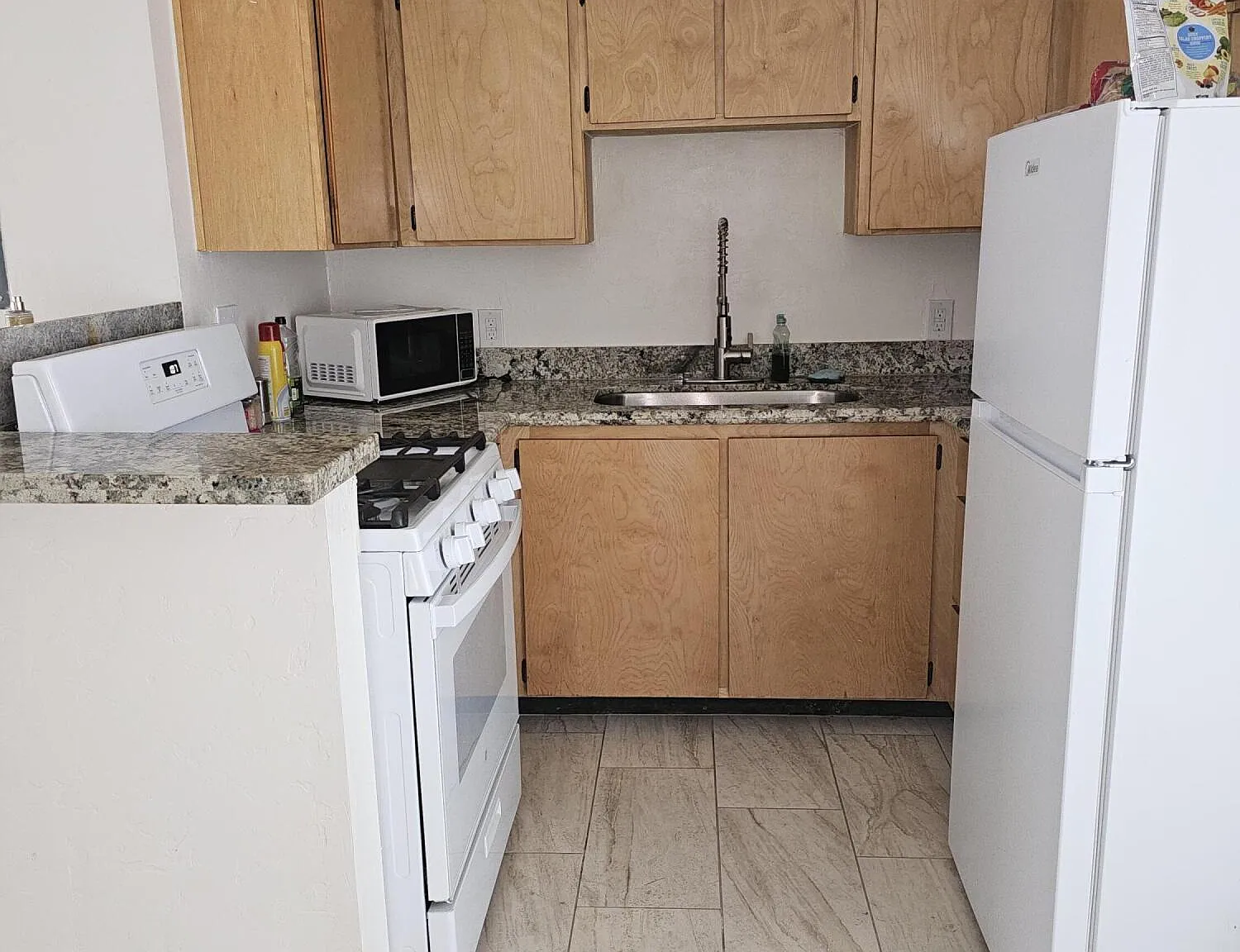 2 bed, 1.0 bath, 9575 sqft, $1,200 — Photo 3
