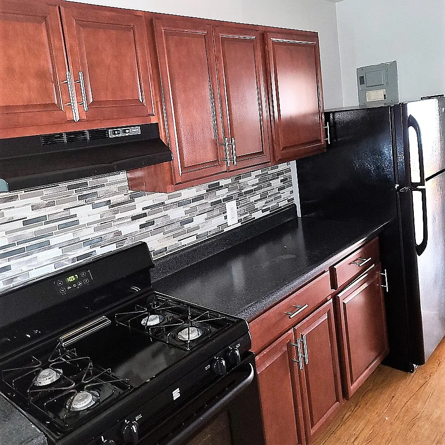 Amazing 1 Bedroom, Ready to Move in Unit — Photo 1
