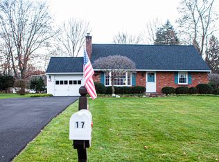 17 Meadowlark Dr, Fairport, NY 14450