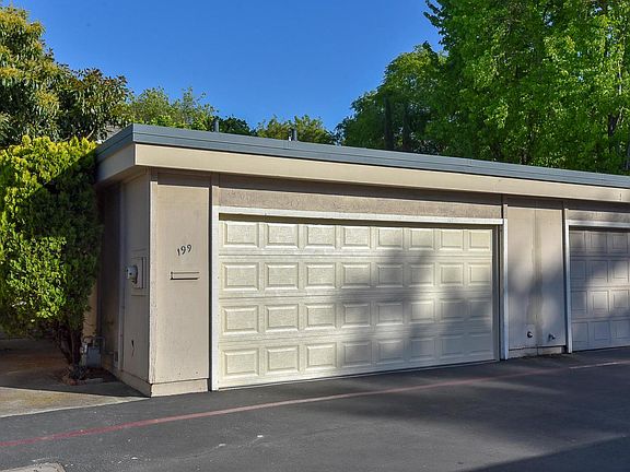3rd image of 199 Fairway Glen Ln