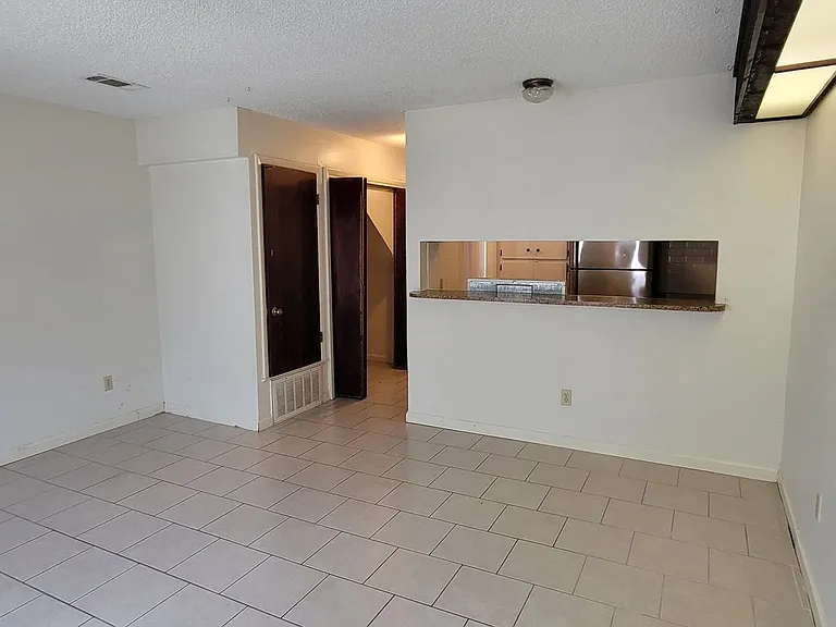1221 W Hopkins St — Photo 14