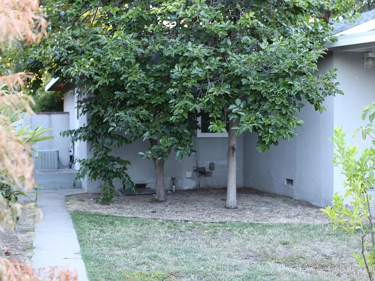 10044 Woodley Ave — Photo 22