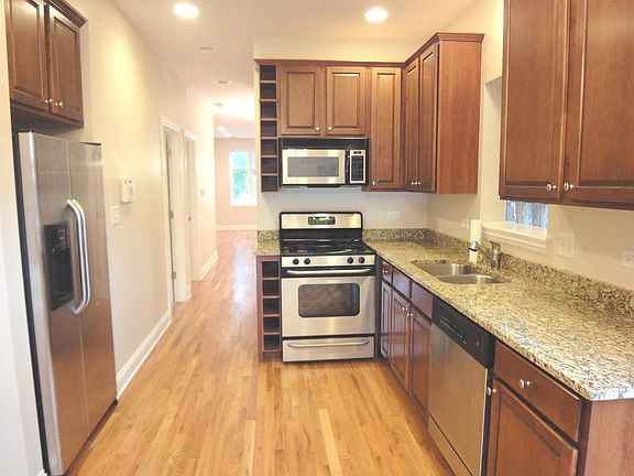 5th image of 920 S Claremont Ave #1