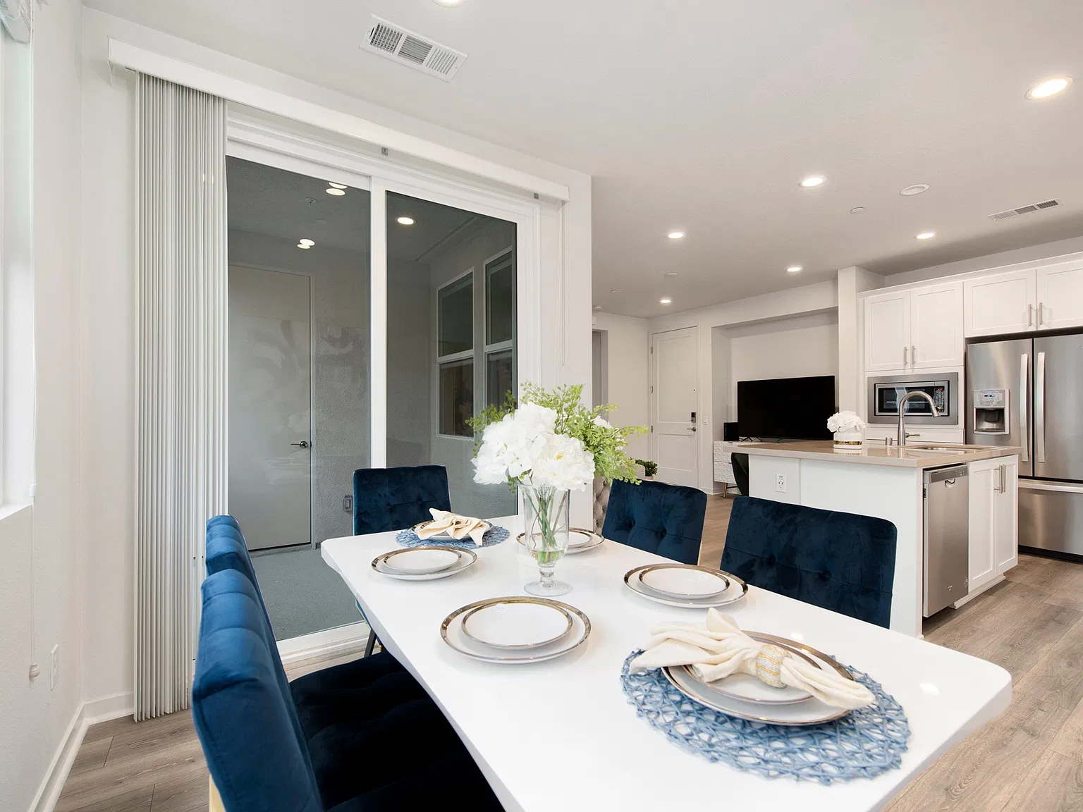 2 bed, 950 sqft, $4,500 — Photo 4