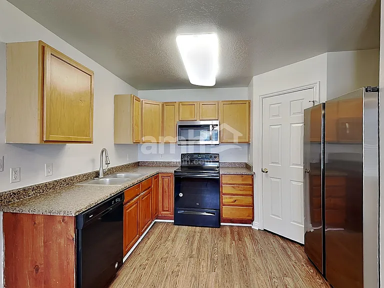 385 W Pommell Dr — Photo 3