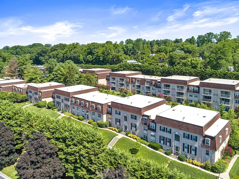 Versailles Apartments — Photo 26