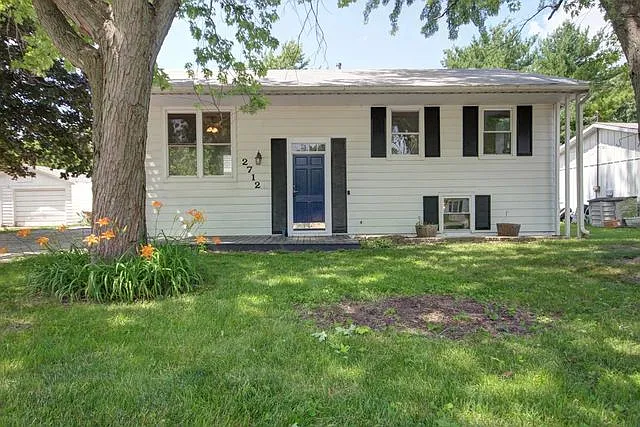 2712 Willowpark Dr photo 1