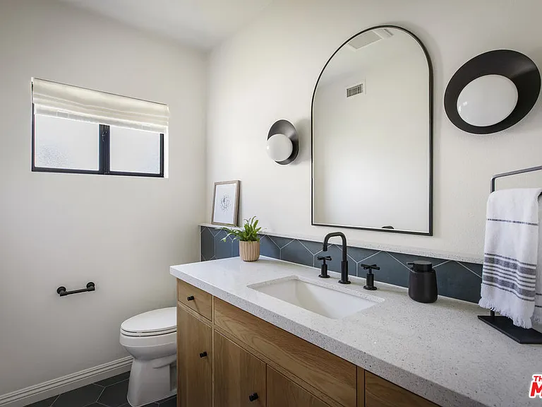 1132 N Reese Pl — Photo 23