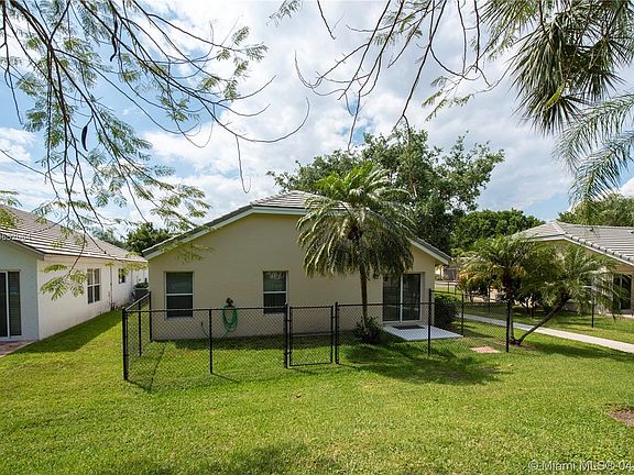 4th image of 2700 Lake Park Cir W