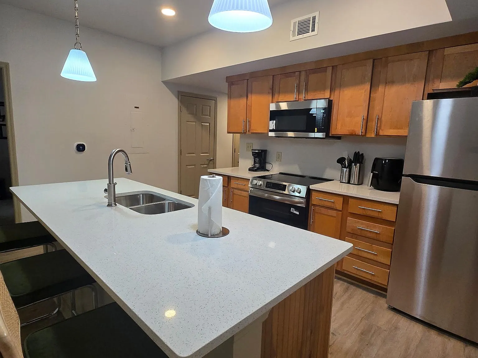 3 bed, 2.0 bath, 201 sqft, $1,165 — Photo 3