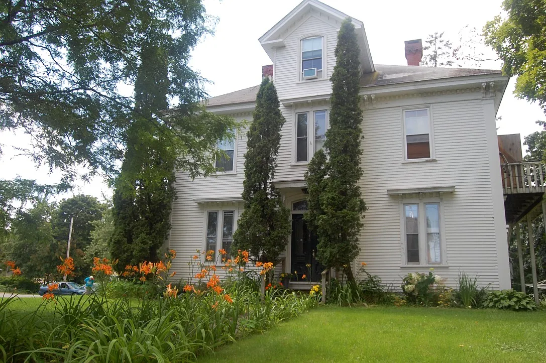 1 bed, 1100 sqft, $1,050 — Photo 3