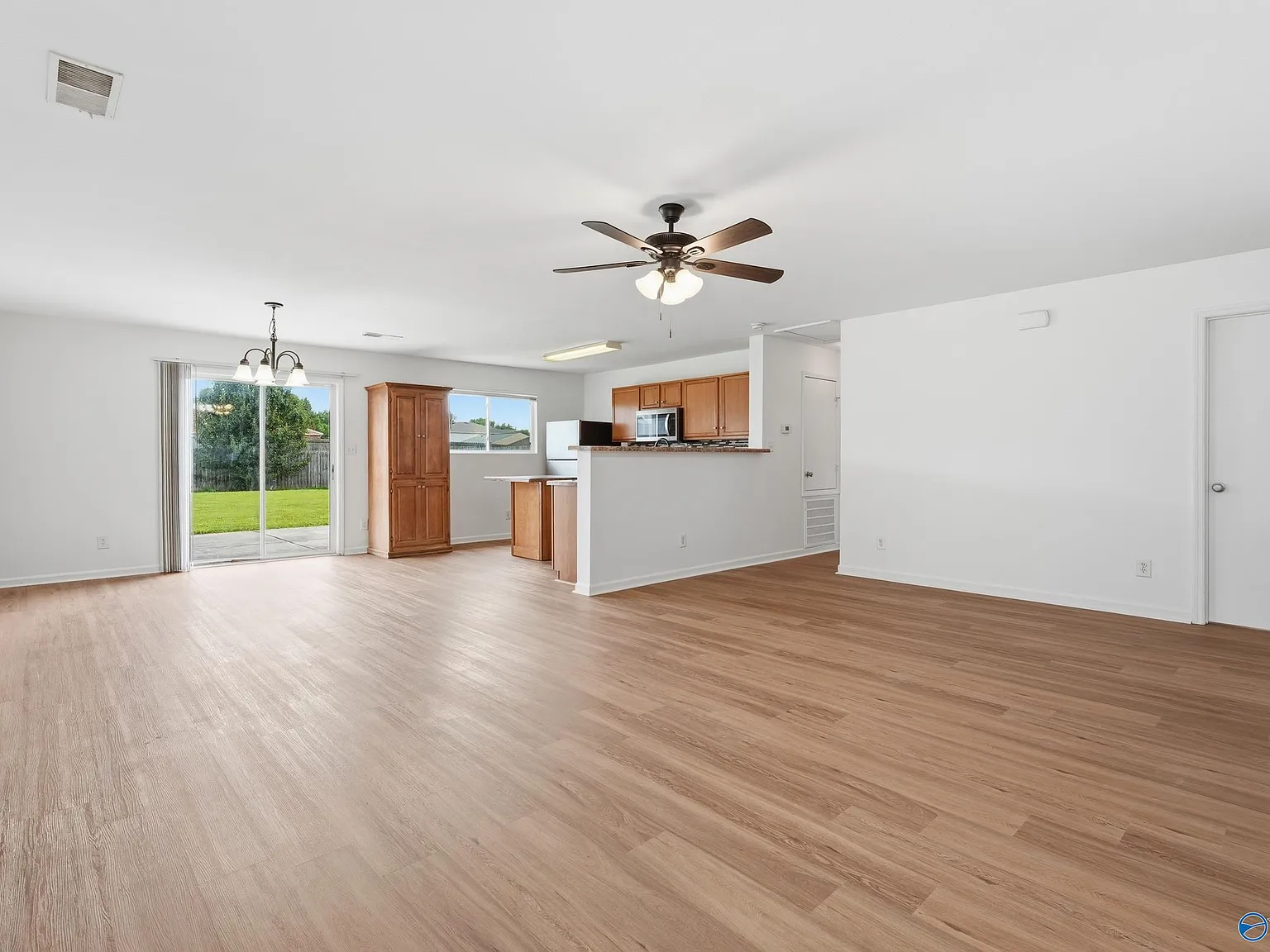 3 bed, 2.0 bath, 1465 sqft, $1,600 — Photo 4
