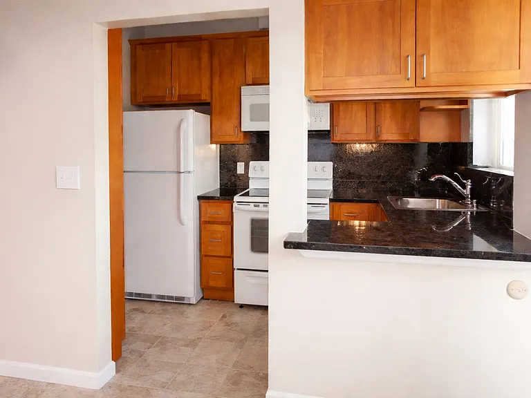 Carlmont Heights Apartments — Photo 5