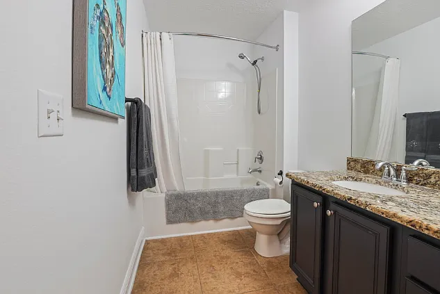 Guest Bath with Shower/Tub