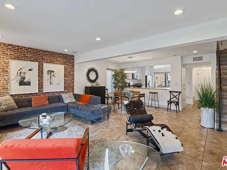 5720 Owensmouth Ave #142 — Photo 3