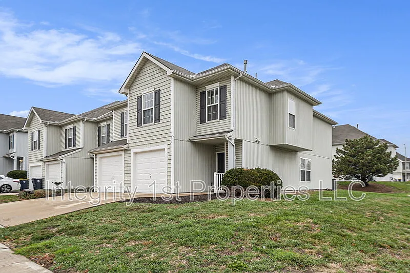 3 bed, 2.5 bath, 1516 sqft, $1,725 — Photo 2