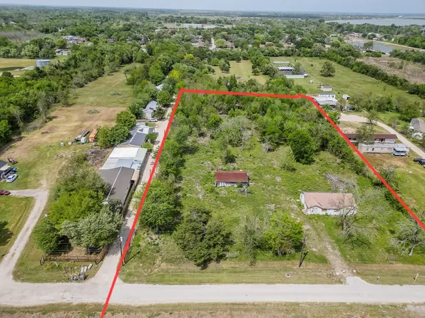 1116 Battlebell Rd, Highlands, TX 77562