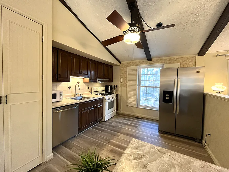 210 Pinehurst Ln — Photo 18