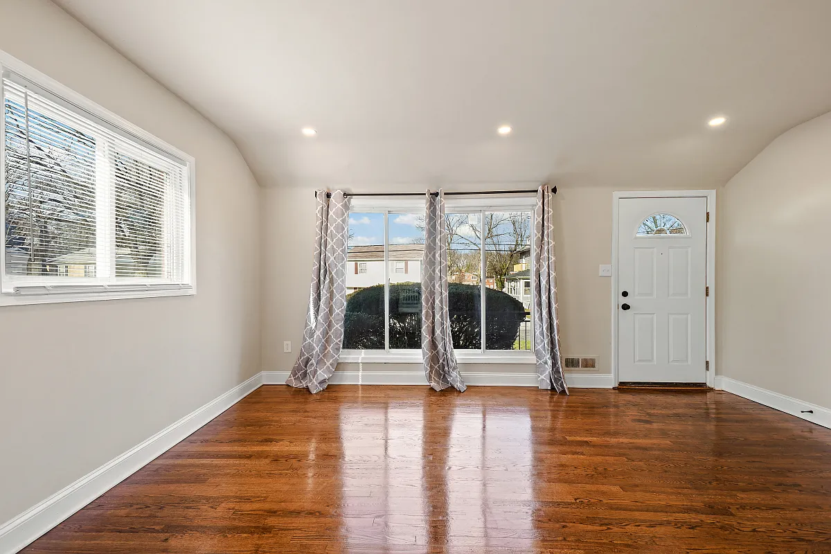 4 bed, 952 sqft, $2,495 — Photo 2