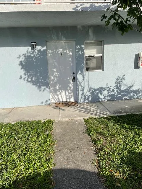 617 Ixoria Ave #2