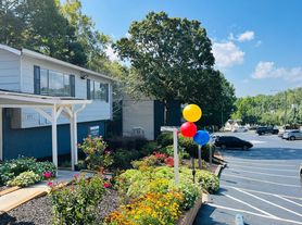 $500 OFF OF FREE RENT $500 DE RENTA GRATIS ONLY FROM NOW THROUGH VALENTINE'S DAY!