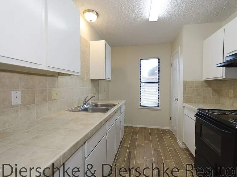 830 Van Zandt St — Photo 4