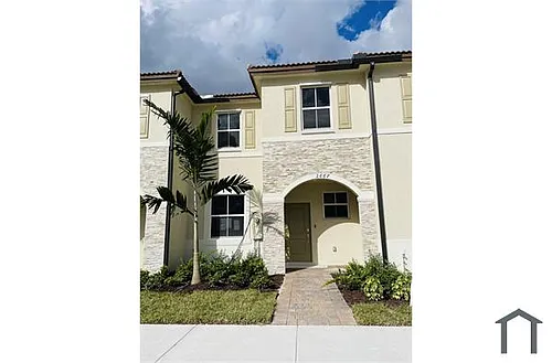2667 SE 28th Dr Photo 1