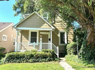 2239 Ridgemont Rd, Grosse Pointe Woods, MI 48236