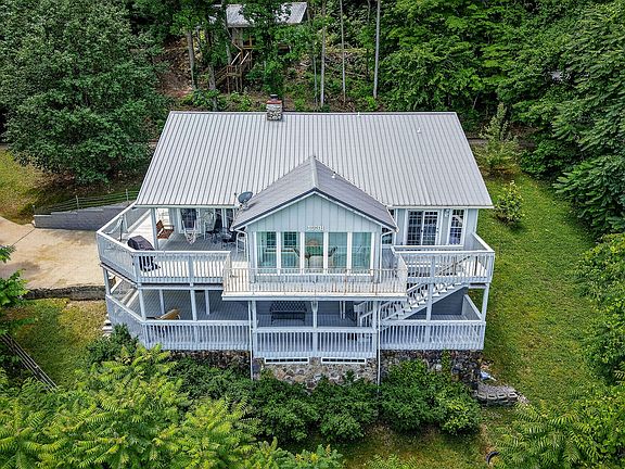 2nd image of 1038 Lakeside Dr