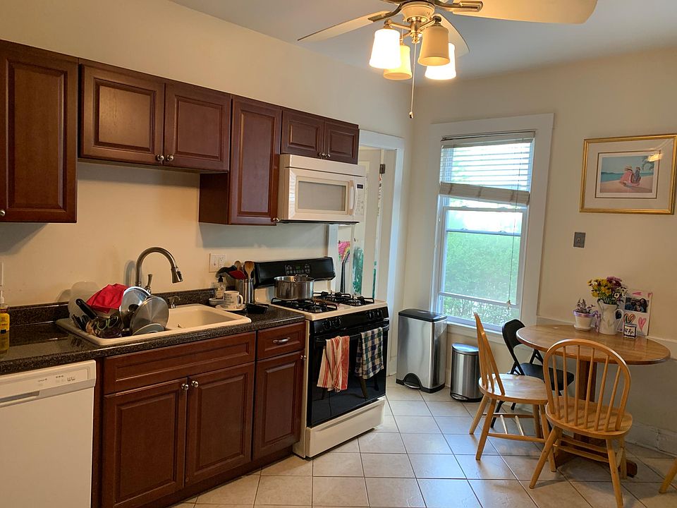 Huge Eat In Kitchen with Stove, Refrigerator, DW, GD