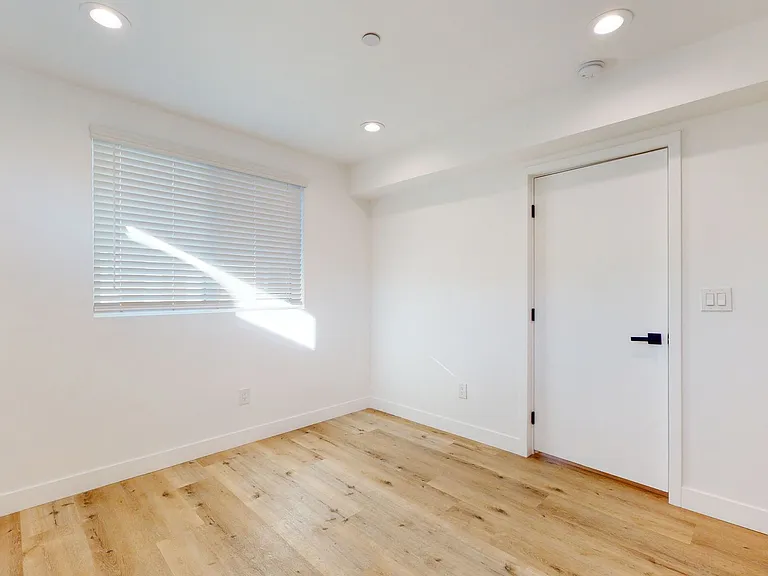 Top-Of-The-Line 4 Bed/4 Bath Townhomes With Parking! — Photo 13