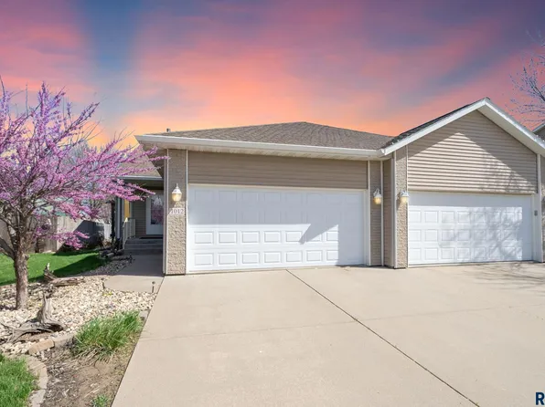 1012 E Magnolia Dr, Brandon, SD 57005