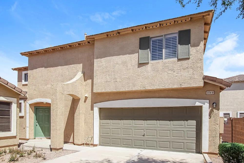 3 bed, 2.5 bath, 1262 sqft, $2,105 — Photo 1