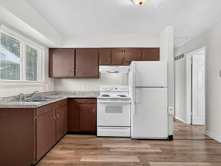 225 Flora Dr — Photo 3