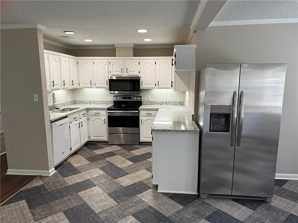 3 bed, 2.0 bath, 1960 sqft, $2,900 — Photo 3