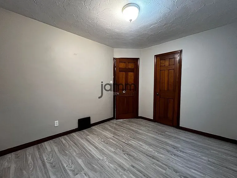 18713 Waterbury Ave — Photo 15