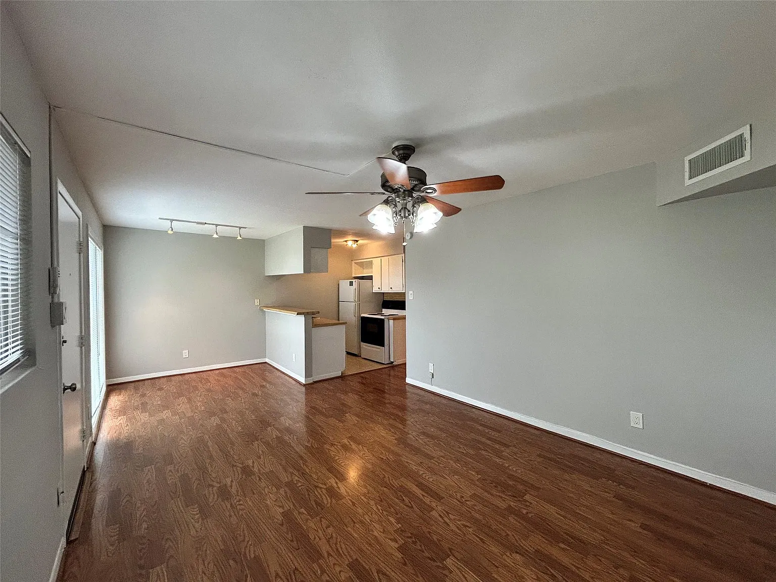 1 bed, 1.0 bath, 650 sqft, $895 — Photo 2