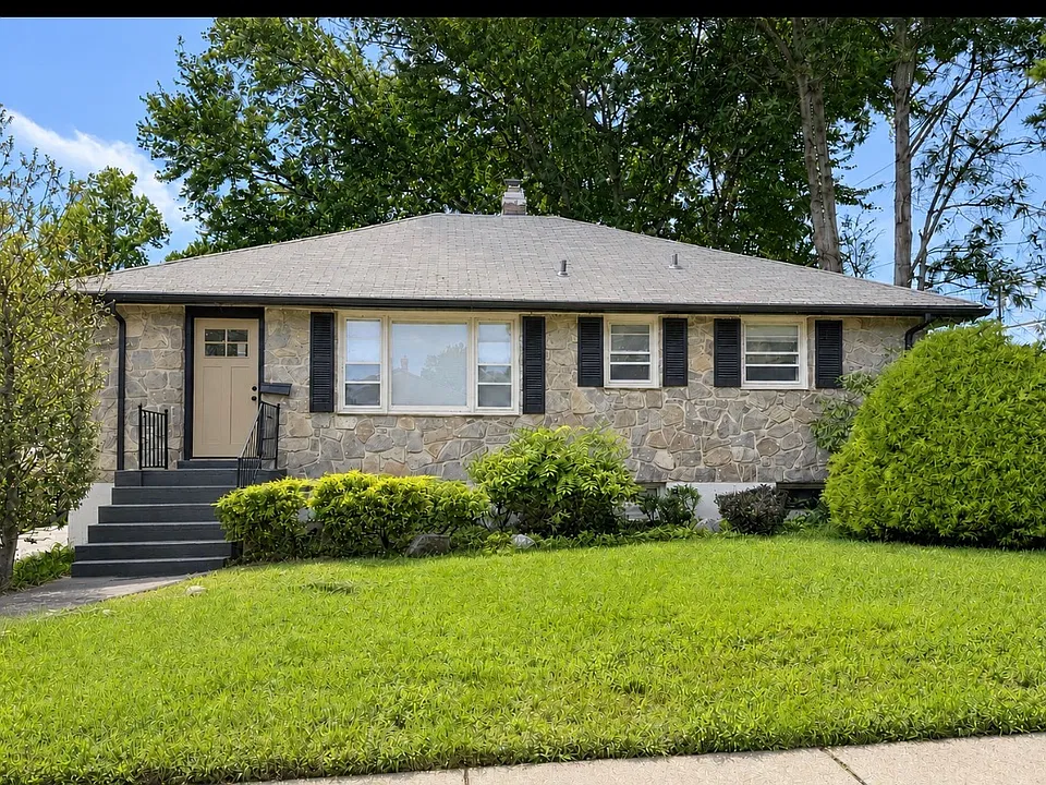 2229 W Huntington Dr