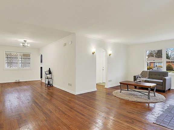 4th image of 114 E Maplewood Ave