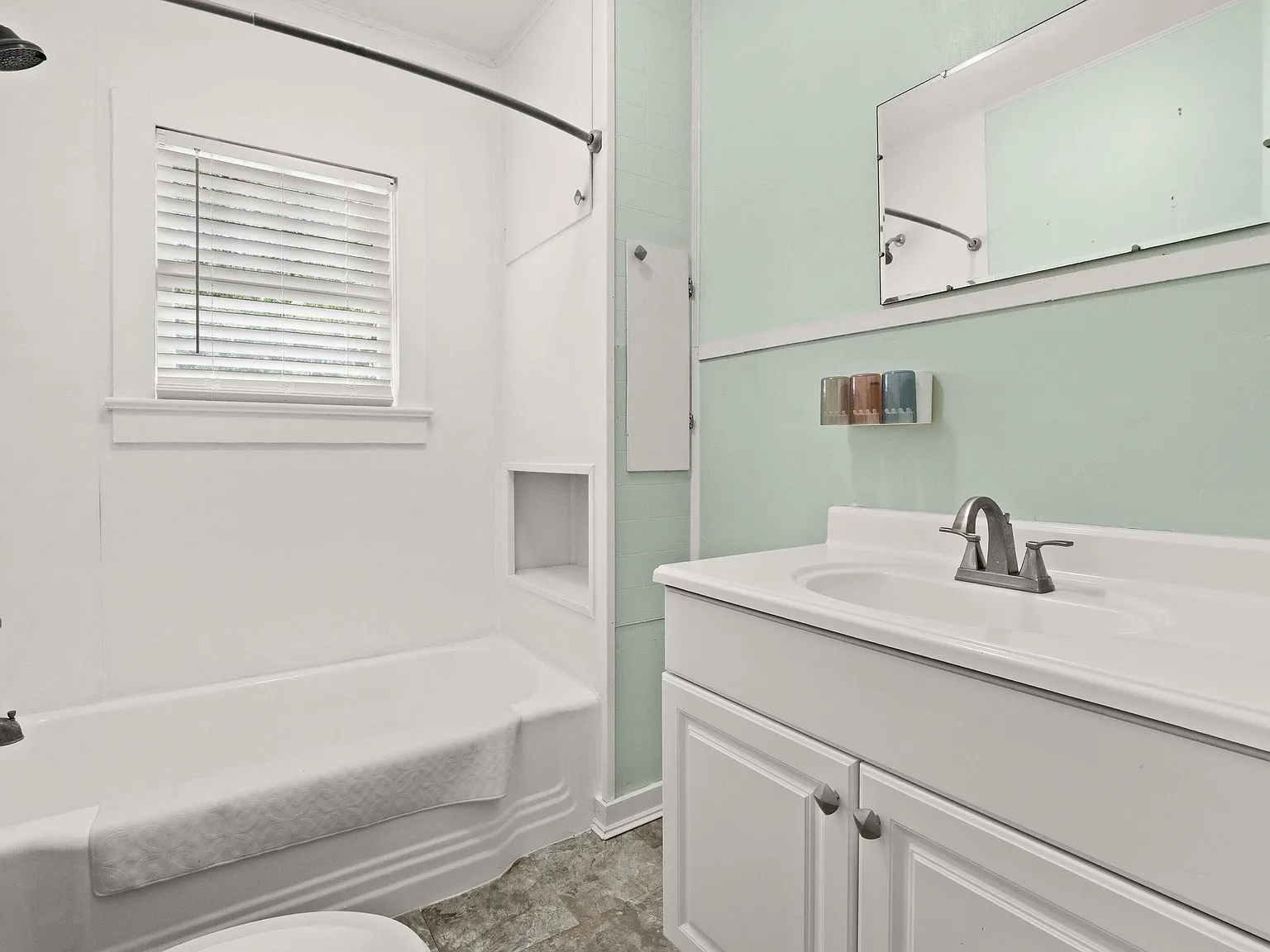 3 bed, 1100 sqft, $1,100 — Photo 4