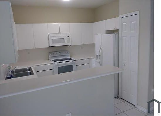 4th image of 2606 SE 14th Ave #298